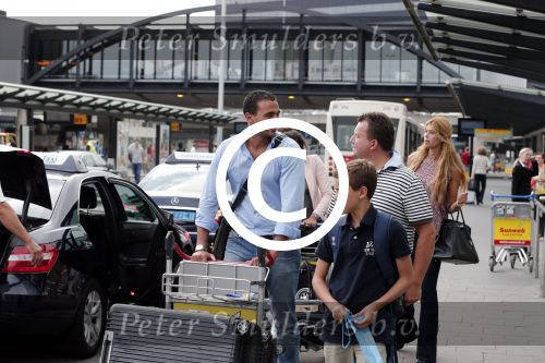 Schiphol 28 juni 2012
Badr Hari Estelle Cruijff Joelle en Maxim Gullit arriveren op schiphol na vakantie op Sardinie.
Peter Smulders bv
