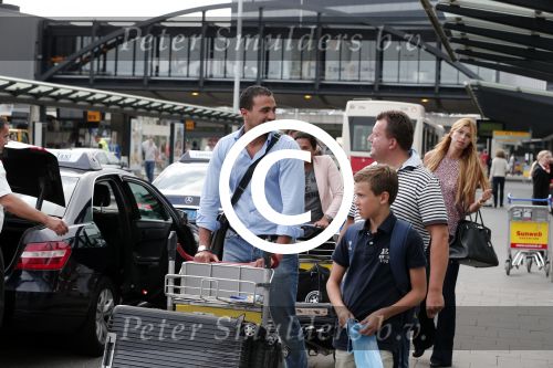 Schiphol 28 juni 2012
Badr Hari Estelle Cruijff Joelle en Maxim Gullit arriveren op schiphol na vakantie op Sardinie.
Peter Smulders bv