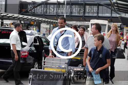 Schiphol 28 juni 2012
Badr Hari Estelle Cruijff Joelle en Maxim Gullit arriveren op schiphol na vakantie op Sardinie.
Peter Smulders bv