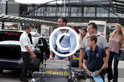 Schiphol 28 juni 2012
Badr Hari Estelle Cruijff Joelle en Maxim Gullit arriveren op schiphol na vakantie op Sardinie.
Peter Smulders bv