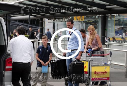 Schiphol 28 juni 2012
Badr Hari Estelle Cruijff Joelle en Maxim Gullit arriveren op schiphol na vakantie op Sardinie.
Peter Smulders bv