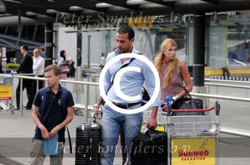 Schiphol 28 juni 2012
Badr Hari Estelle Cruijff Joelle en Maxim Gullit arriveren op schiphol na vakantie op Sardinie.
Peter Smulders bv