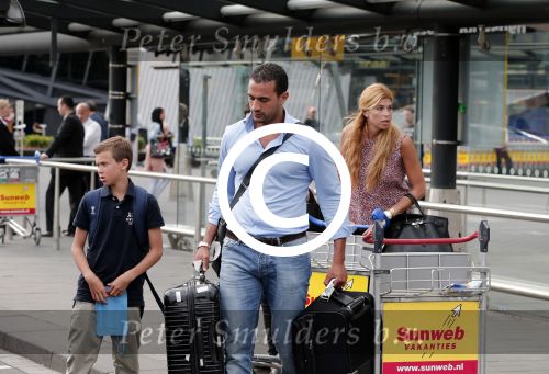 Schiphol 28 juni 2012
Badr Hari Estelle Cruijff Joelle en Maxim Gullit arriveren op schiphol na vakantie op Sardinie.
Peter Smulders bv
