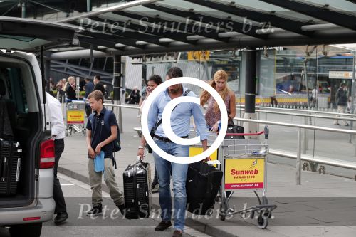 Schiphol 28 juni 2012
Badr Hari Estelle Cruijff Joelle en Maxim Gullit arriveren op schiphol na vakantie op Sardinie.
Peter Smulders bv