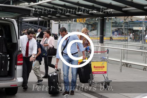 Schiphol 28 juni 2012
Badr Hari Estelle Cruijff Joelle en Maxim Gullit arriveren op schiphol na vakantie op Sardinie.
Peter Smulders bv