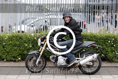 Amsterdam 21 juni 2012
Ben Saunders met zijn nieuwe speciale Harley Davidson.
Peter Smulders bv