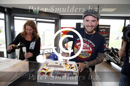 Amsterdam 21 juni 2012
Ben Saunders met zijn nieuwe speciale Harley Davidson.
Peter Smulders bv