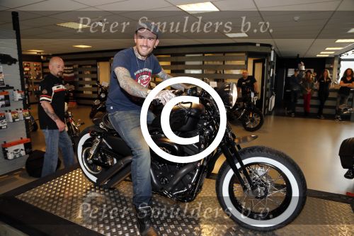 Amsterdam 21 juni 2012
Ben Saunders met zijn nieuwe speciale Harley Davidson.
Peter Smulders bv