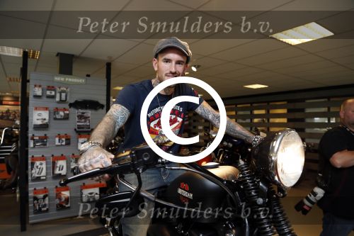 Amsterdam 21 juni 2012
Ben Saunders met zijn nieuwe speciale Harley Davidson.
Peter Smulders bv