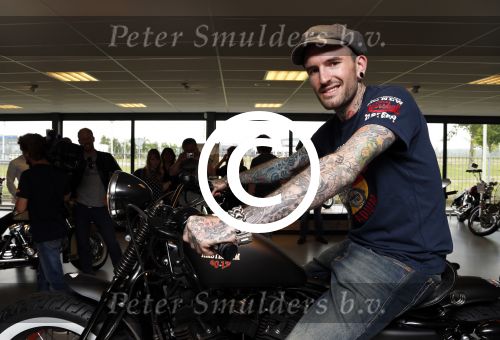 Amsterdam 21 juni 2012
Ben Saunders met zijn nieuwe speciale Harley Davidson.
Peter Smulders bv