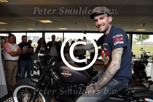 Amsterdam 21 juni 2012
Ben Saunders met zijn nieuwe speciale Harley Davidson.
Peter Smulders bv