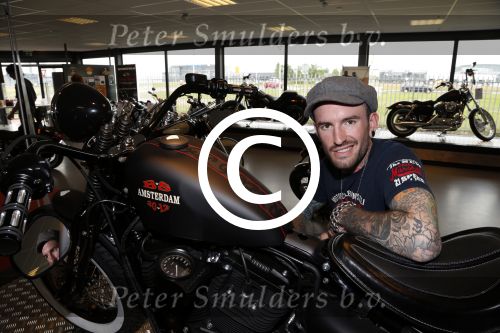 Amsterdam 21 juni 2012
Ben Saunders met zijn nieuwe speciale Harley Davidson.
Peter Smulders bv