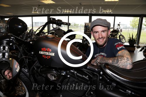 Amsterdam 21 juni 2012
Ben Saunders met zijn nieuwe speciale Harley Davidson.
Peter Smulders bv