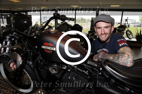 Amsterdam 21 juni 2012
Ben Saunders met zijn nieuwe speciale Harley Davidson.
Peter Smulders bv
