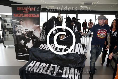 Amsterdam 21 juni 2012
Ben Saunders met zijn nieuwe speciale Harley Davidson.
Peter Smulders bv