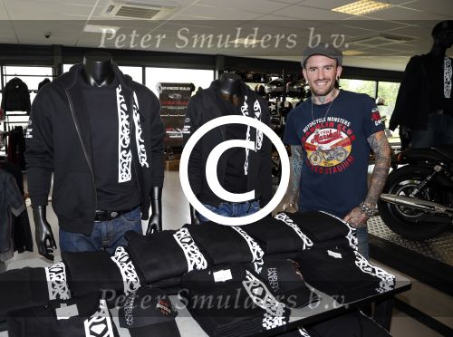 Amsterdam 21 juni 2012
Ben Saunders met zijn nieuwe speciale Harley Davidson.
Peter Smulders bv