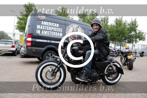 Amsterdam 21 juni 2012
Ben Saunders met zijn nieuwe speciale Harley Davidson.
Peter Smulders bv
