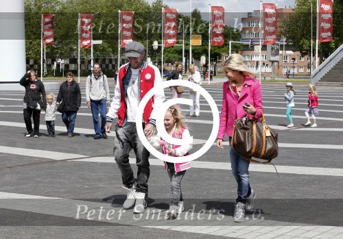 Rotterdam 23 juni 2012
Ben Saunders met zijn dochter Stacey en zijn vriendin Yvonne Coldeweijer (keet) bij K3 in ahoy.
Peter Smulders bv