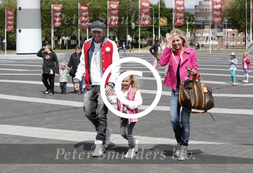Rotterdam 23 juni 2012
Ben Saunders met zijn dochter Stacey en zijn vriendin Yvonne Coldeweijer (keet) bij K3 in ahoy.
Peter Smulders bv