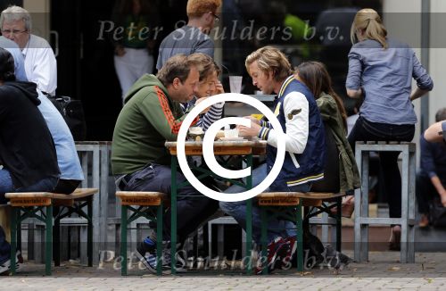 Amsterdam 9 augustus 2012
Carlo Boszhard met zijn vriend Herald op terras in de jordaan.
Peter Smulders bv
