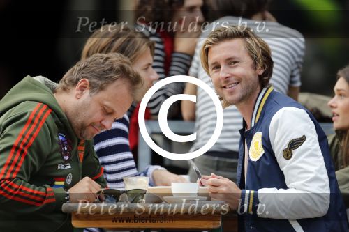 Amsterdam 9 augustus 2012
Carlo Boszhard met zijn vriend Herald op terras in de jordaan.
Peter Smulders bv