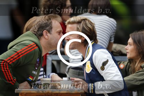 Amsterdam 9 augustus 2012
Carlo Boszhard met zijn vriend Herald op terras in de jordaan.
Peter Smulders bv