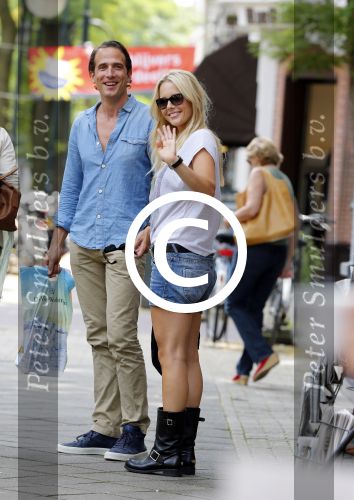 Amsterdam 28 juli 2012
Chantal janzen met vriend Marco op de cornelis schuytstraat.
Peter Smulders bv
