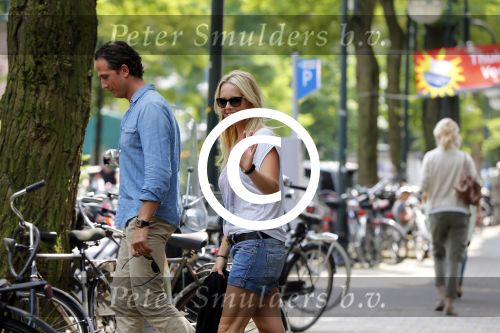 Amsterdam 28 juli 2012
Chantal janzen met vriend Marco op de cornelis schuytstraat.
Peter Smulders bv