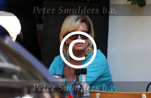 Amsterdam 26 juli 2012
Connie Breukhoven met een vrienin op terras.
Peter Smulders bv