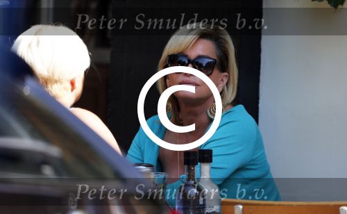 Amsterdam 26 juli 2012
Connie Breukhoven met een vrienin op terras.
Peter Smulders bv