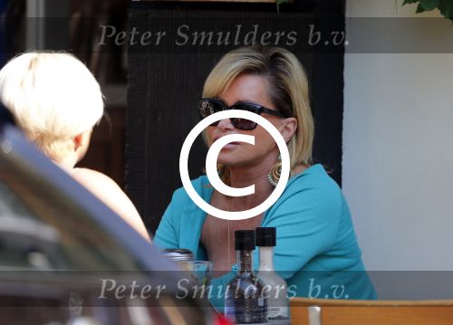 Amsterdam 26 juli 2012
Connie Breukhoven met een vrienin op terras.
Peter Smulders bv