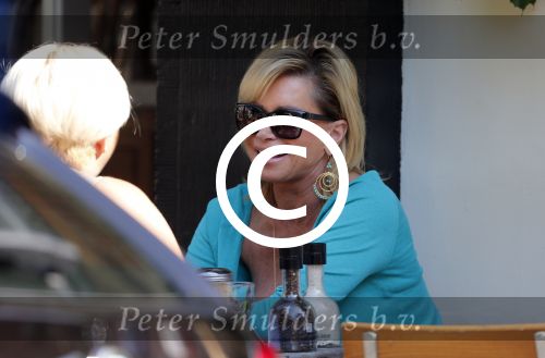 Amsterdam 26 juli 2012
Connie Breukhoven met een vrienin op terras.
Peter Smulders bv