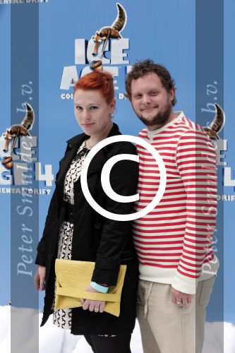 Haarlem 27 juni 2012
Premiere ice age 4 in pathe haarlem. Coosje Smid met vriend
Peter Smulders bv