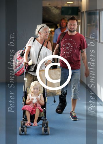 ibiza 1 augustus 2012
Dennis Weening met gebroken enkel en vrouw en dochter op het vliegveld van ibiza.
Peter Smulders bv
