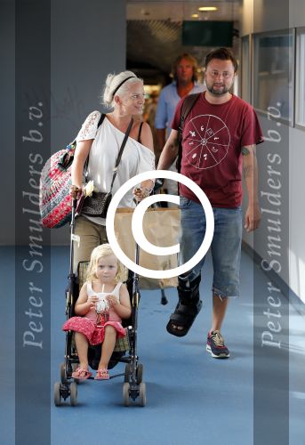 ibiza 1 augustus 2012
Dennis Weening met gebroken enkel en vrouw en dochter op het vliegveld van ibiza.
Peter Smulders bv