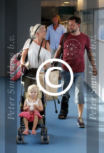 ibiza 1 augustus 2012
Dennis Weening met gebroken enkel en vrouw en dochter op het vliegveld van ibiza.
Peter Smulders bv