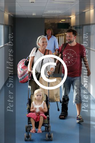 ibiza 1 augustus 2012
Dennis Weening met gebroken enkel en vrouw en dochter op het vliegveld van ibiza.
Peter Smulders bv
