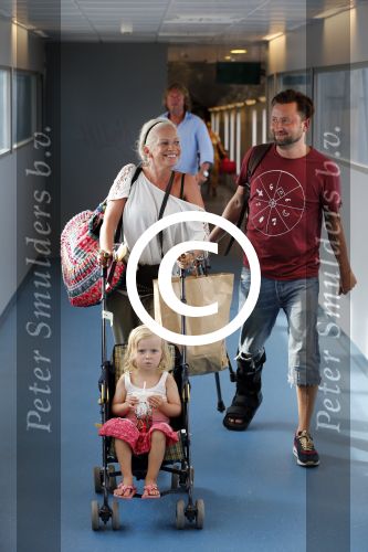 ibiza 1 augustus 2012
Dennis Weening met gebroken enkel en vrouw en dochter op het vliegveld van ibiza.
Peter Smulders bv