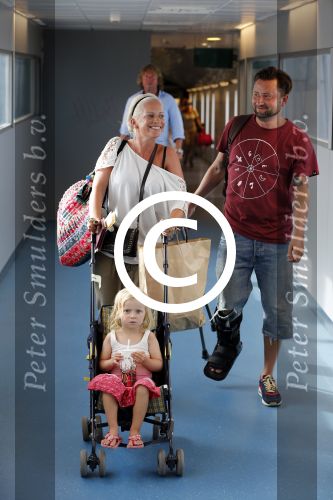 ibiza 1 augustus 2012
Dennis Weening met gebroken enkel en vrouw en dochter op het vliegveld van ibiza.
Peter Smulders bv