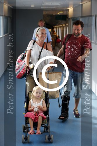 ibiza 1 augustus 2012
Dennis Weening met gebroken enkel en vrouw en dochter op het vliegveld van ibiza.
Peter Smulders bv