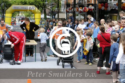 Amsterdam 17 juni 2012
Kinderwagen race op de cornelis schuytstraat door easywalker.
Peter Smulders bv