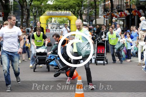 Amsterdam 17 juni 2012
Kinderwagen race op de cornelis schuytstraat door easywalker.
Peter Smulders bv