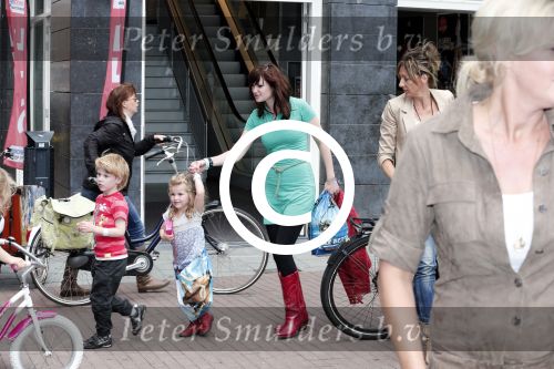 Haarlem 27 juni 2012
Premiere ice age 4 in pathe haarlem. Eddy Zoey met vrouw en kinderen
Peter Smulders bv