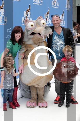 Haarlem 27 juni 2012
Premiere ice age 4 in pathe haarlem. Eddy Zoey met vrouw en kinderen
Peter Smulders bv