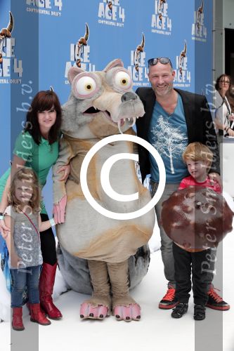 Haarlem 27 juni 2012
Premiere ice age 4 in pathe haarlem. Eddy Zoey met vrouw en kinderen
Peter Smulders bv
