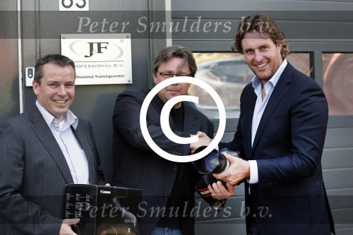 Den Haag, 28 Juni 2012
Eerste Canon EOS-1D X camera ontvangen uit handen van Ron Hazendonk van J&F Profoto
Foto Peter Smulders BV