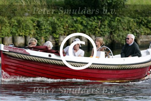 Nederhorst den Berg 22 juli 2012
Wendy v Dijk met Sem en Lizzy en Erland Galjaard aan het varen op de vecht. Ook de ouders van Erland zijn aanwezig op de sloep.
Peter Smulders bv