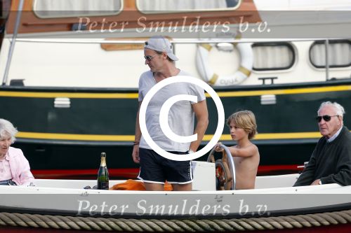 Nederhorst den Berg 22 juli 2012
Wendy v Dijk met Sem en Lizzy en Erland Galjaard aan het varen op de vecht. Ook de ouders van Erland zijn aanwezig op de sloep.
Peter Smulders bv
