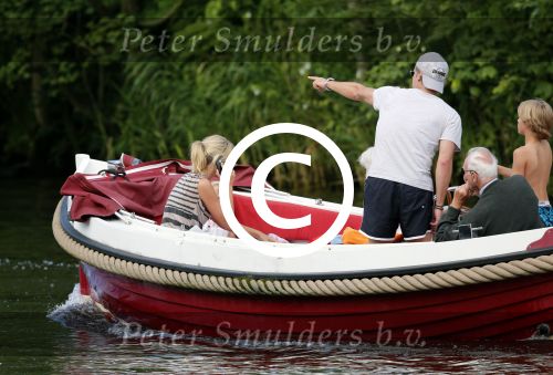 Nederhorst den Berg 22 juli 2012
Wendy v Dijk met Sem en Lizzy en Erland Galjaard aan het varen op de vecht. Ook de ouders van Erland zijn aanwezig op de sloep.
Peter Smulders bv