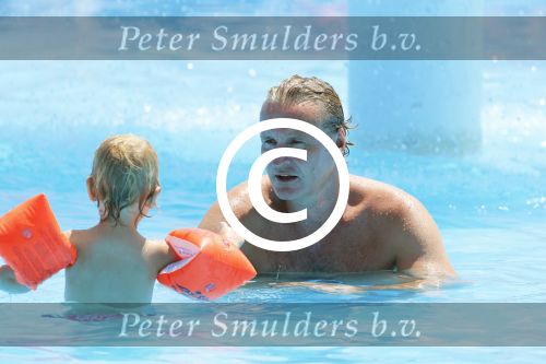 Ibiza 30 juli 2012
Wendy v Dijk met Erland Galjaard Lizzy Sem Mik en haar moeder in het aquapark op ibiza.
Peter Smulders bv